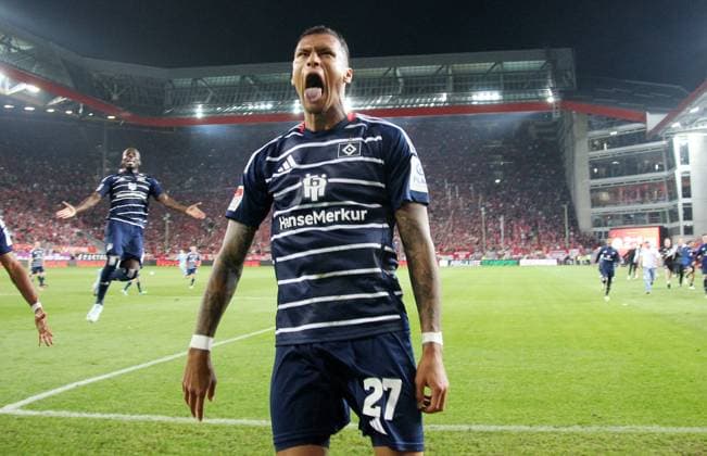 Sport Themen der Woche KW38 Sport Bilder des Tages 2:2 Ausgleich HSC durch Davie Selke (27, Hamburger SV) 21.09.2024, Fußball, 2. Bundesliga, FC Kaiserslautern - Hamburger SV, 6. Spieltag, Saison 2024 25, Fritz Walter Stadion, Kaiserslautern, Deutschland, zmdz, ** DFB & DFL regulations prohibit any use of photographs as image sequences and or quasi-video. ** FC Kaiserslautern - Hamburger SV *** 2 2 equalizer HSC by Davie Selke 27, Hamburger SV 21 09 2024, Football, 2 Bundesliga, FC Kaiserslautern Hamburger SV, Matchday 6, Season 2024 25, Fritz Walter Stadion, Kaiserslautern, Germany, zmdz, DFB DFL regulations prohibit any use of photographs as image sequences and or quasi video FC Kaiserslautern Hamburger SV
