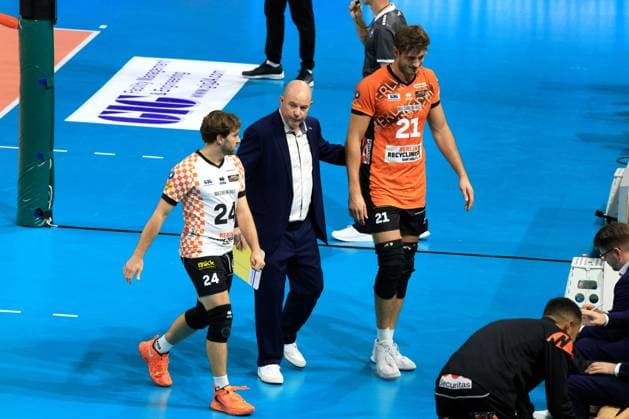 DEU, DVV, 1.VBL, BR Volleys vs. Helios Grizzlys Giesen, 21.09.2024, Max-Schmeling-Halle, Berlin, DEU, DVV, 1.VBL, BR Volleys vs. Helios Grizzlys Giesen, im Bild Kyle Dagostino (BR Volleys 24), Trainer Joel Banks (BR Volleys), Tobias Krick (BR Volleys 21) Foto: Juergen Engler nordphoto GmbH