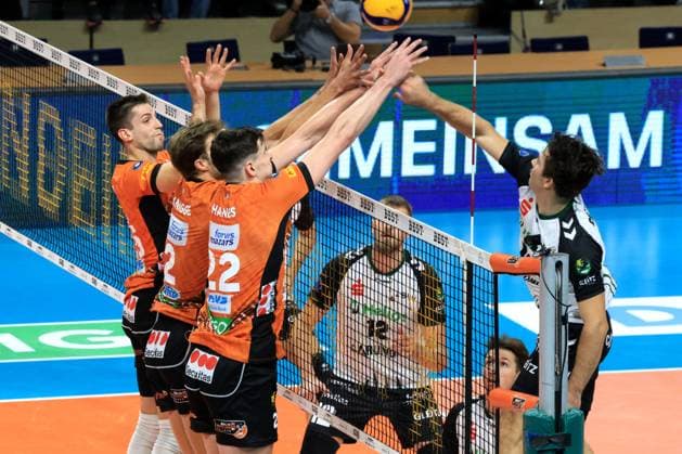 DEU, DVV, 1.VBL, BR Volleys vs. Helios Grizzlys Giesen, 21.09.2024, Max-Schmeling-Halle, Berlin, DEU, DVV, 1.VBL, BR Volleys vs. Helios Grizzlys Giesen, im Bild Moritz Reichert (BR Volleys 15), Matthew Knigge (BR Volleys 2), Jake Hanes (BR Volleys 22), Ethan Champlin (Giesen 20) Foto: Juergen Engler nordphoto GmbH