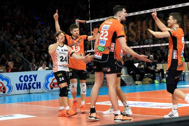 DEU, DVV, 1.VBL, BR Volleys vs. Helios Grizzlys Giesen, 21.09.2024, Max-Schmeling-Halle, Berlin, DEU, DVV, 1.VBL, BR Volleys vs. Helios Grizzlys Giesen, im Bild BR Volleys-Spielerkreis, Johannes Tille (BR Volleys 6), Kyle Dagostino (BR Volleys 24), Ruben Schott (BR Volleys 13), Jake Hanes (BR Volleys 22), Johannes Tille (BR Volleys 6) Foto: Juergen Engler nordphoto GmbH