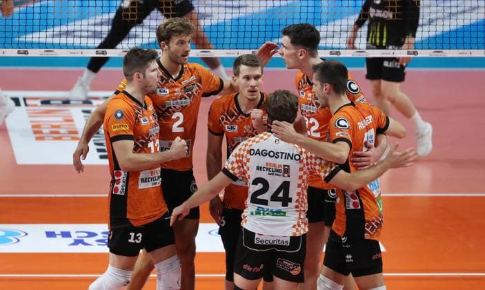 Ruben Schott, Matthew Knigge, Johannes Tille, Kyle Dagostino, Jake Hanes, Moritz Reichert Freude Emotion Jubel Volleyball Bundesliga Herren Saison 2024 2025 21.09.2024 BR Volleys Berlin BRV vs Helios Grizzlys Giesen