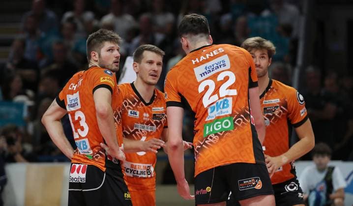 Ruben Schott,vJohannes Tille redet mit Jake Hanes Aktion Oberkörper Volleyball Bundesliga Herren Saison 2024 2025 21.09.2024 BR Volleys Berlin BRV vs Helios Grizzlys Giesen