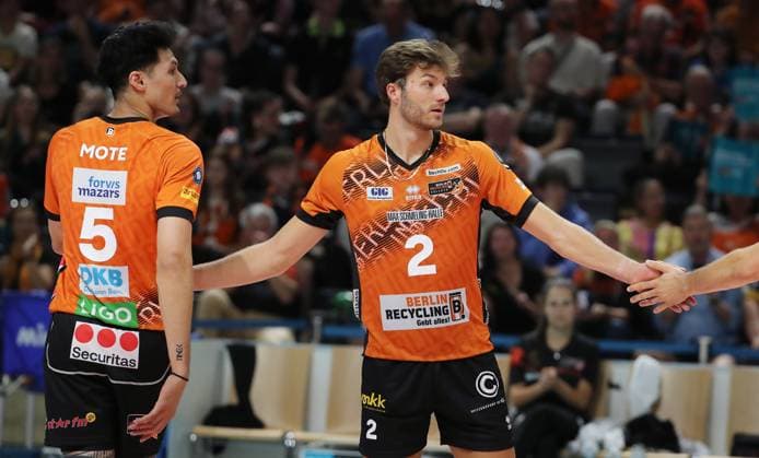 Nehemiah Mote, Matthew Knigge Aktion Oberkörper Volleyball Bundesliga Herren Saison 2024 2025 21.09.2024 BR Volleys Berlin BRV vs Helios Grizzlys Giesen