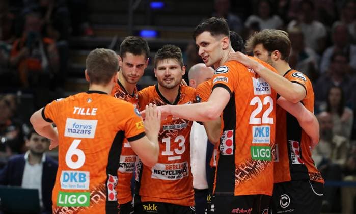 Johannes Tille, Moritz Reichert, Ruben Schott, Jake Hanes, Matthew Knigge Freude Emotion Jubel Volleyball Bundesliga Herren Saison 2024 2025 21.09.2024 BR Volleys Berlin BRV vs Helios Grizzlys Giesen