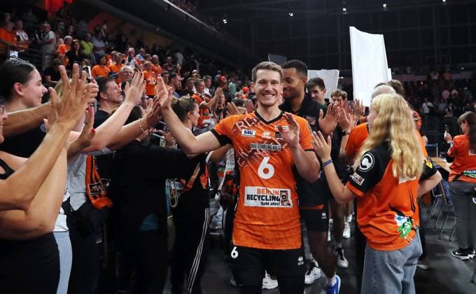 Johannes Tille jubelt nach Spielende mit den Fans Freude Emotion Jubel Volleyball Bundesliga Herren Saison 2024 2025 21.09.2024 BR Volleys Berlin BRV vs Helios Grizzlys Giesen
