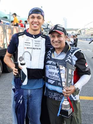 ALBON Alexander (tha), Williams Racing FW46, portrait Marshall award marshall, commissaire de piste, marshal, marshalls, marshals during the Formula 1 Singapore Grand Prix 2024, 18th round of the 2024 Formula One World Championship, WM, Weltmeisterschaft from September 20 to 22, 2024 on the Marina Bay Circuit, in Singapore, Singapore - F1 - SINGAPORE GRAND PRIX 2024 DPPI Panoramic 240922_R18_SINGAPORE_DP_XB5_1933