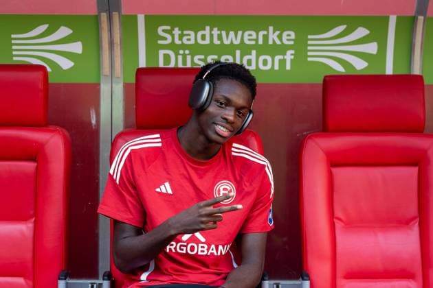 21.09.2024, Fussball: 2. Bundesliga, Saison 2024 2025, 06. Spieltag, Fortuna Duesseldorf vs. 1. FC Koeln in der Merkur-Spiel Arena Rhein in Duesseldorf. Noah Mbamba Muanda (Fortuna Duesseldorf, 39) vor dem Spiel auf der Bank. Wichtiger Hinweis: Gemaess den Vorgaben der DFL Deutsche Fussball Liga bzw. des DFB Deutscher Fussball-Bund ist es untersagt, in dem Stadion und oder vom Spiel angefertigte Fotoaufnahmen in Form von Sequenzbildern und oder videoaehnlichen Fotostrecken zu verwerten bzw. verwerten zu lassen. Foto: Kirchner-Media TH Copyright: xKirchner-Media THx