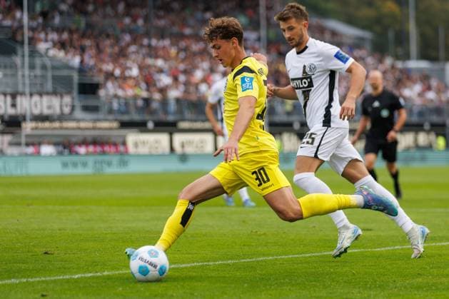 Maurice Krattenmacher (SSV 1846 Ulm) im Zweikampf mit Lukas Petkov (SV 07 Elversberg), SV Elversberg vs SSV 1846 Ulm, Fussball, 2. Bundesliga, 6. Spieltag, Saison 2024 2025, 22.09.2024 SV Elversberg vs SSV 1846 Ulm, Fussball, 2. Bundesliga, 6. Spieltag, Saison 2024 2025, 22.09.2024