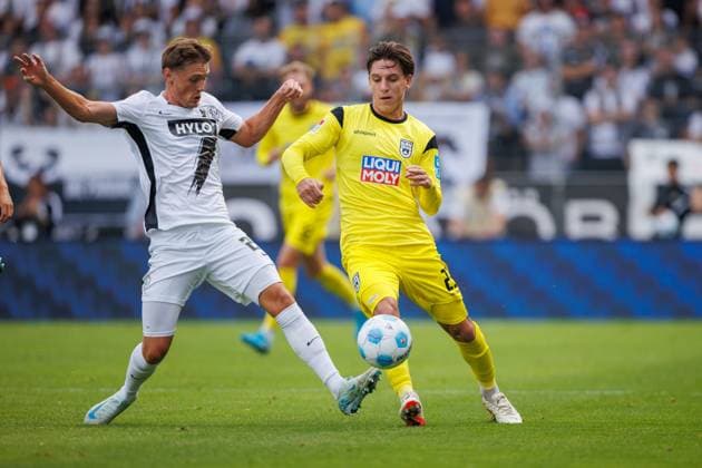 Carlo Sickinger (SV 07 Elversberg) im Zweikampf mit Max Brandt (SSV 1846 Ulm), SV Elversberg vs SSV 1846 Ulm, Fussball, 2. Bundesliga, 6. Spieltag, Saison 2024 2025, 22.09.2024 SV Elversberg vs SSV 1846 Ulm, Fussball, 2. Bundesliga, 6. Spieltag, Saison 2024 2025, 22.09.2024
