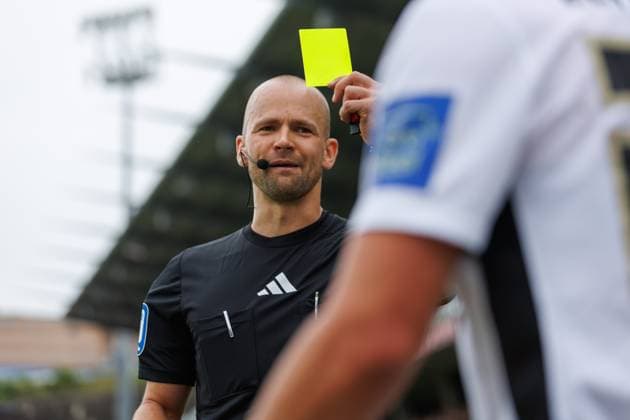 Schiedsrichter Patrick Schwengers (Travemuende) zeigt Elias Baum (SV 07 Elversberg) die gelbe Karte, SV Elversberg vs SSV 1846 Ulm, Fussball, 2. Bundesliga, 6. Spieltag, Saison 2024 2025, 22.09.2024 SV Elversberg vs SSV 1846 Ulm, Fussball, 2. Bundesliga, 6. Spieltag, Saison 2024 2025, 22.09.2024