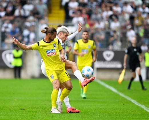 Fussball - 2. Bundesliga - Saison 2024 25 22.09.2024 Ursapharm-Arena SV Elversberg (elv) - SSV Ulm 1846 (svu) Dennis CHESSA (SSV Ulm 1846), li - Lukas PINKERT (SV Elversberg) Fussball - 2. Bundesliga - SV Elversberg