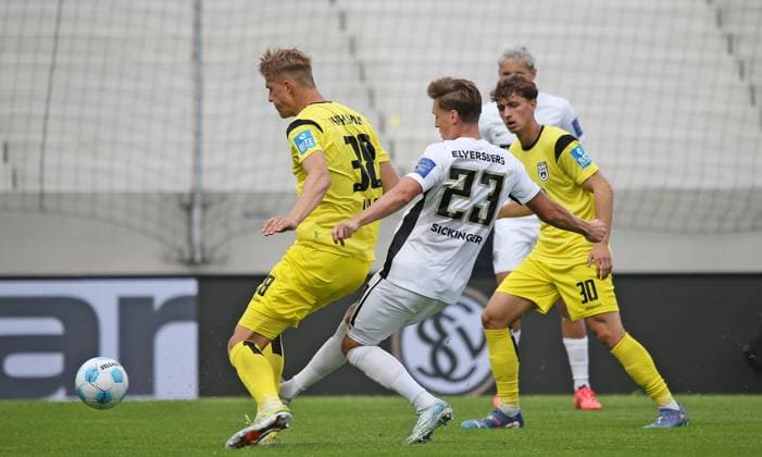 22.09.2024, xmohx, Fussball 2.Bundesliga, SV Elversberg - SSV Ulm 1846 emspor, v.l. Luka-Mikael Hyryläinen (Ulm), Carlo Sickinger (Elversberg) (DFL DFB REGULATIONS PROHIBIT ANY USE OF PHOTOGRAPHS as IMAGE SEQUENCES and or QUASI-VIDEO) Elversberg