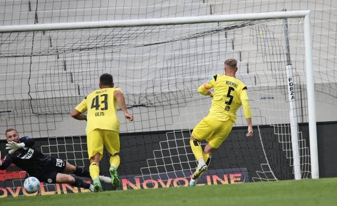 22.09.2024, xmohx, Fussball 2.Bundesliga, SV Elversberg - SSV Ulm 1846 emspor, v.l. Johannes Reichert (Ulm) erzielt das 0-1 gegen Torwart Nicolas Kristof (Elversberg (DFL DFB REGULATIONS PROHIBIT ANY USE OF PHOTOGRAPHS as IMAGE SEQUENCES and or QUASI-VIDEO) Elversberg
