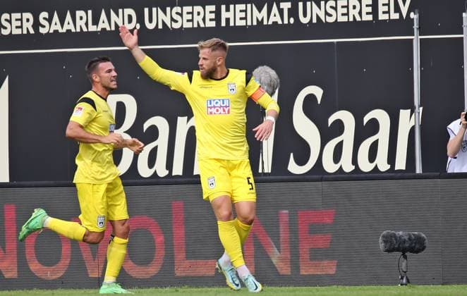 22.09.2024, xmohx, Fussball 2.Bundesliga, SV Elversberg - SSV Ulm 1846 emspor, v.l. Ulm bejubelt das 0-1 durch Johannes Reichert (DFL DFB REGULATIONS PROHIBIT ANY USE OF PHOTOGRAPHS as IMAGE SEQUENCES and or QUASI-VIDEO) Elversberg