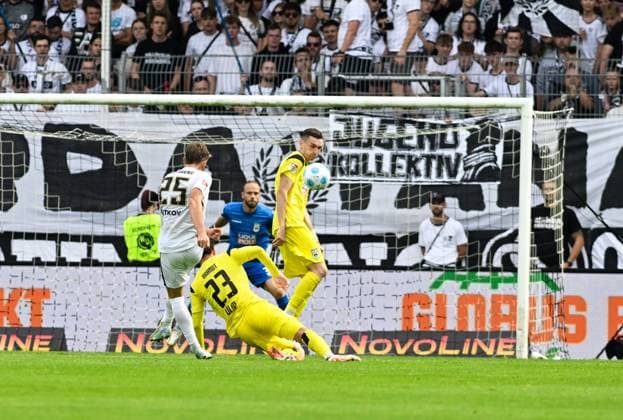 Fussball - 2. Bundesliga - Saison 2024 25 22.09.2024 Ursapharm-Arena SV Elversberg (elv) - SSV Ulm 1846 (svu) Lukas PETKOV (SV Elversberg), Nr. 25, schiesst knapp über das Tor Fussball - 2. Bundesliga - SV Elversberg