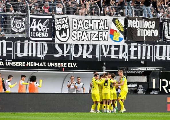 Fussball - 2. Bundesliga - Saison 2024 25 22.09.2024 Ursapharm-Arena SV Elversberg (elv) - SSV Ulm 1846 (svu) Ulmer Jubel vor den Fans Fussball - 2. Bundesliga - SV Elversberg