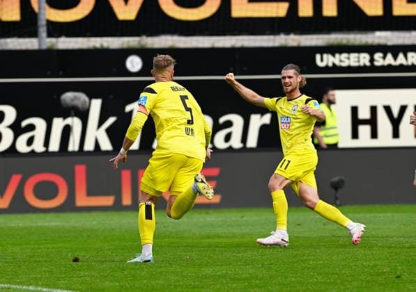 Fussball - 2. Bundesliga - Saison 2024 25 22.09.2024 Ursapharm-Arena SV Elversberg (elv) - SSV Ulm 1846 (svu) Torschütze per 11-Meter: Johannes REICHERT (SSV Ulm 1846), li - re: Dennis CHESSA (SSV Ulm 1846) Fussball - 2. Bundesliga - SV Elversberg