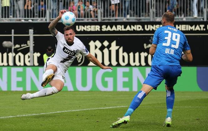 22.09.2024, xmohx, Fussball 2.Bundesliga, SV Elversberg - SSV Ulm 1846 emspor, v.l. Luca Schnellbacher (Elversberg), Torwart Christian Ortag (Ulm) (DFL DFB REGULATIONS PROHIBIT ANY USE OF PHOTOGRAPHS as IMAGE SEQUENCES and or QUASI-VIDEO) Elversberg