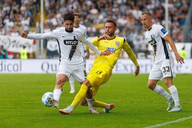 Felix Higl (SSV 1846 Ulm) im Zweikampf mit Semih Sahin (SV 07 Elversberg) und Maurice Neubauer (SV 07 Elversberg), SV Elversberg vs SSV 1846 Ulm, Fussball, 2. Bundesliga, 6. Spieltag, Saison 2024 2025, 22.09.2024 SV Elversberg vs SSV 1846 Ulm, Fussball, 2. Bundesliga, 6. Spieltag, Saison 2024 2025, 22.09.2024