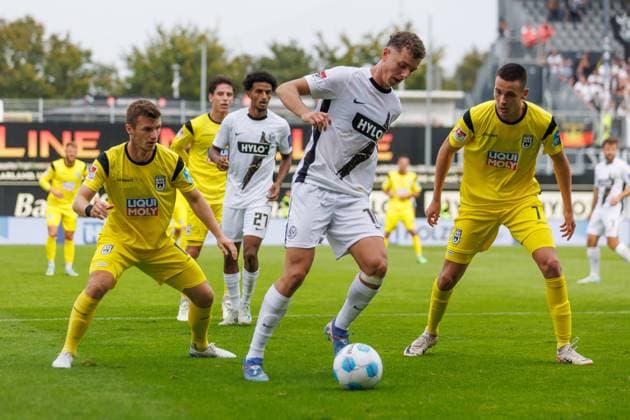 Fisnik Asllani (SV 07 Elversberg) im Zweikampf mit Bastian Allgeier (SSV 1846 Ulm) und Thomas Geyer (SSV 1846 Ulm), SV Elversberg vs SSV 1846 Ulm, Fussball, 2. Bundesliga, 6. Spieltag, Saison 2024 2025, 22.09.2024 SV Elversberg vs SSV 1846 Ulm, Fussball, 2. Bundesliga, 6. Spieltag, Saison 2024 2025, 22.09.2024