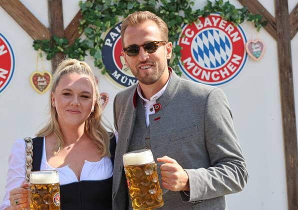 Sport Themen der Woche KW38 9 Harry Kane, Frau, Ehefrau, Katie Goodland, Bier Fussball FC Bayern München traditionelle Besuch auf dem Münchner Oktoberfest, Wiesn, Volksfest 22.09.2024 FOTO: Mladen Lackovic LakoPress *** 9 Harry Kane, woman, wife, Katie Goodland, beer football FC Bayern Munich traditional visit to the Munich Oktoberfest, Wiesn, Volksfest 22 09 2024 PHOTO Mladen Lackovic LakoPress