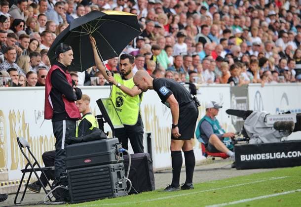 22.09.2024, xmohx, Fussball 2.Bundesliga, SV Elversberg - SSV Ulm 1846 emspor, v.l. Schiedsrichter Patrick Schwengers kontrolliert am Videobildschirm ob es ein Elfmeter für Ulm war (Videobeweis) (DFL DFB REGULATIONS PROHIBIT ANY USE OF PHOTOGRAPHS as IMAGE SEQUENCES and or QUASI-VIDEO) Elversberg