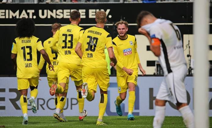 22.09.2024, xmohx, Fussball 2.Bundesliga, SV Elversberg - SSV Ulm 1846 emspor, v.l. Ulm bejubelt durch Philipp Strompf das 1-3 (DFL DFB REGULATIONS PROHIBIT ANY USE OF PHOTOGRAPHS as IMAGE SEQUENCES and or QUASI-VIDEO) Elversberg