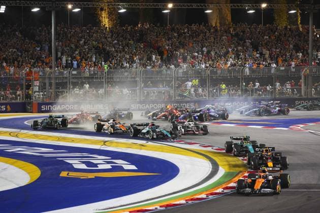 Start of the race, departure 04 NORRIS Lando (gbr), McLaren F1 Team MCL38, action during the Formula 1 Singapore Grand Prix 2024, 18th round of the 2024 Formula One World Championship, WM, Weltmeisterschaft from September 20 to 22, 2024 on the Marina Bay Circuit, in Singapore, Singapore - F1 - SINGAPORE GRAND PRIX 2024 DPPI Panoramic  240922_R18_SINGAPORE_DP_XB3_2121