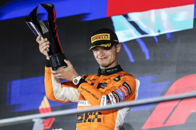 NORRIS Lando (gbr), McLaren F1 Team MCL38, portrait podium celebration during the Formula 1 Singapore Grand Prix 2024, 18th round of the 2024 Formula One World Championship, WM, Weltmeisterschaft from September 20 to 22, 2024 on the Marina Bay Circuit, in Singapore, Singapore - F1 - SINGAPORE GRAND PRIX 2024 DPPI Panoramic  240922_R18_SINGAPORE_DP_FG002021