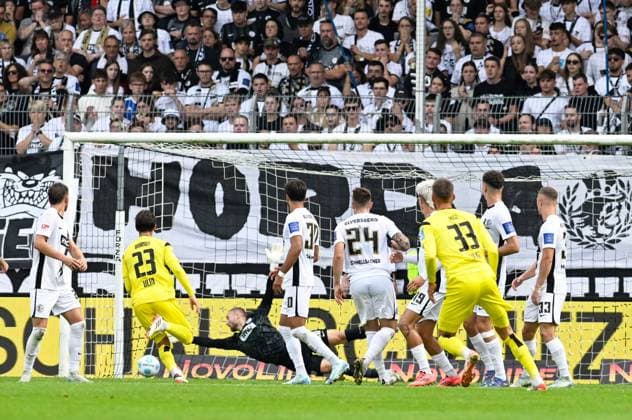 Fussball - 2. Bundesliga - Saison 2024 25 22.09.2024 Ursapharm-Arena SV Elversberg (elv) - SSV Ulm 1846 (svu) 1:3 Ein Freistoss von Felix HIGL (SSV Ulm 1846), Nr. 33, geht zum 1:2 ins Tor, Torwart Nicolas KRISTOF (SV Elversberg) ist ohne Chance Fussball - 2. Bundesliga - SV Elversberg
