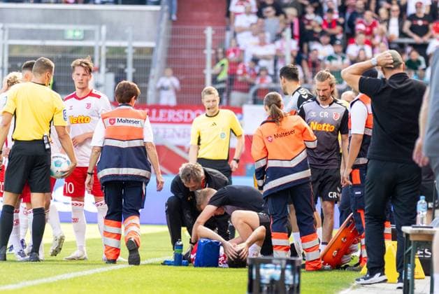 22.09.2024, Fussball, GER, Saison, 2.Liga, Saision 2024 2025, 6. Spieltag, - SSV Jahn Regensburg - SC Preußen Münster Oscar Schönfelder (SSV Jahn Regensburg) muss verletzt ausgewechselt werden DFL REGULATIONS PROHIBIT ANY USE OF PHOTOGRAPHS AS IMAGE SEQUENCES AND OR QUASI-VIDEO. Regensburg Bayern Deutschland Jahnstadion Regensburg