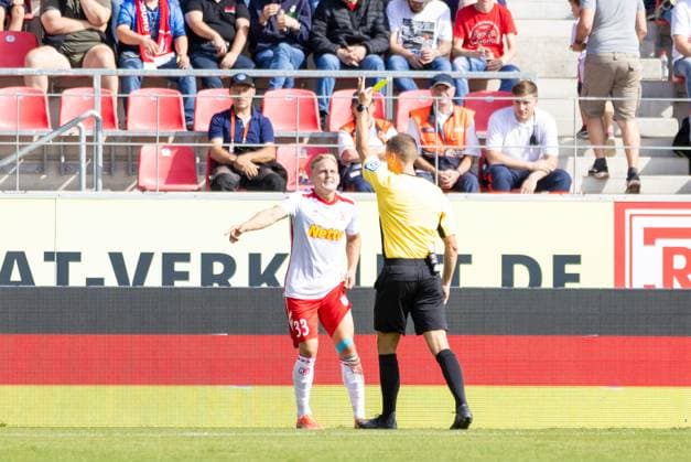 22.09.2024, Fussball, GER, Saison, 2.Liga, Saision 2024 2025, 6. Spieltag, - SSV Jahn Regensburg - SC Preußen Münster Florian Lechner zeigt Kai Pröger (SSV Jahn Regensburg) die gelbe DFL REGULATIONS PROHIBIT ANY USE OF PHOTOGRAPHS AS IMAGE SEQUENCES AND OR QUASI-VIDEO. Regensburg Bayern Deutschland Jahnstadion Regensburg