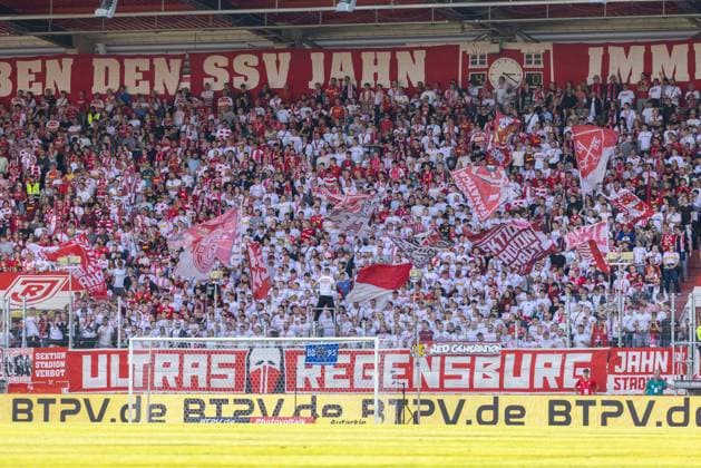22.09.2024, Fussball, GER, Saison, 2.Liga, Saision 2024 2025, 6. Spieltag, - SSV Jahn Regensburg - SC Preußen Münster Die Jahn Ultras auf der Hans Jakob trainiere DFL REGULATIONS PROHIBIT ANY USE OF PHOTOGRAPHS AS IMAGE SEQUENCES AND OR QUASI-VIDEO. Regensburg Bayern Deutschland Jahnstadion Regensburg