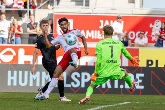 22.09.2024, Fussball, GER, Saison, 2.Liga, Saision 2024 2025, 6. Spieltag, - SSV Jahn Regensburg - SC Preußen Münster Bryan Hein (SSV Jahn) versucht den Ball an Johannes Schenk vorbei zu legen DFL REGULATIONS PROHIBIT ANY USE OF PHOTOGRAPHS AS IMAGE SEQUENCES AND OR QUASI-VIDEO. Regensburg Bayern Deutschland Jahnstadion Regensburg