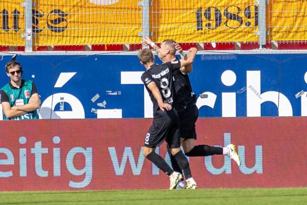 22.09.2024, Fussball, GER, Saison, 2.Liga, Saision 2024 2025, 6. Spieltag, - SSV Jahn Regensburg - SC Preußen Münster Jubel nach dem 3:0 für Münster durch Holmbert Aron Briem Fridjonsson DFL REGULATIONS PROHIBIT ANY USE OF PHOTOGRAPHS AS IMAGE SEQUENCES AND OR QUASI-VIDEO. Regensburg Bayern Deutschland Jahnstadion Regensburg
