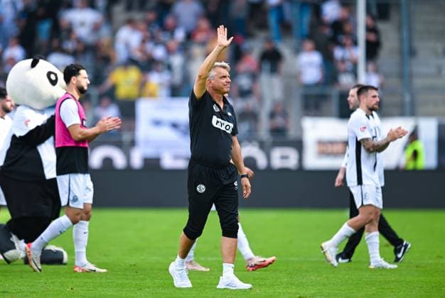 Trainer Horst Steffen (SV Elversberg) gestikuliert, 2. Bundesliga, SV Elversberg vs SSV Ulm 1846, Ursapharm-Arena an der Kaiserlinde am 22. September 2024 in Spiesen-Elversberg, Deutschland. (Foto von Silas Schueller DeFodi Images) Trainer Horst Steffen (SV Elversberg) gestures, 2. Bundesliga, SV Elversberg vs SSV Ulm 1846, Ursapharm-Arena at Kaiserlinde on September 22, 2024 in Spiesen-Elversberg, Germany. (Photo by Silas Schueller DeFodi Images) Defodi-121_121_ELVULM_20240922_276