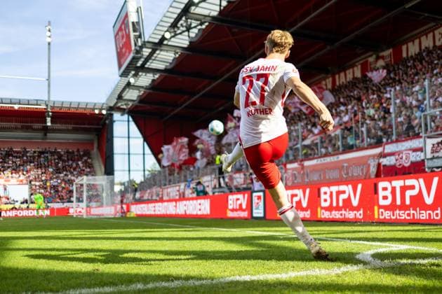 22.09.2024, Fussball, GER, Saison, 2.Liga, Saision 2024 2025, 6. Spieltag, - SSV Jahn Regensburg - SC Preußen Münster Dominik Kother (SSV Jahn Regensburg) beim Eckball DFL REGULATIONS PROHIBIT ANY USE OF PHOTOGRAPHS AS IMAGE SEQUENCES AND OR QUASI-VIDEO. Regensburg Bayern Deutschland Jahnstadion Regensburg