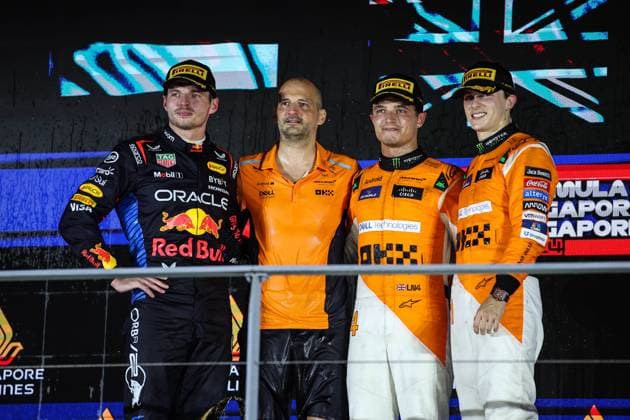 VERSTAPPEN Max (ned), Red Bull Racing RB20, portrait NORRIS Lando (gbr), McLaren F1 Team MCL38, portrait PIASTRI Oscar (aus), McLaren F1 Team MCL38, portrait podium during the Formula 1 Singapore Grand Prix 2024, 18th round of the 2024 Formula One World Championship, WM, Weltmeisterschaft from September 20 to 22, 2024 on the Marina Bay Circuit, in Singapore, Singapore - F1 - SINGAPORE GRAND PRIX 2024 DPPI Panoramic 240922_R18_SINGAPORE_DP_XB3_3806