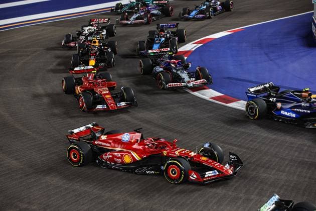 start of the race, depart, 16 LECLERC Charles (mco), Scuderia Ferrari SF-24, action 55 SAINZ Carlos (spa), Scuderia Ferrari SF-24, action 22 TSUNODA Yuki (jap), Visa Cash App RB F1 Team VCARB 01, action 11 PEREZ Sergio (mex), Red Bull Racing RB20, action during the Formula 1 Singapore Grand Prix 2024, 18th round of the 2024 Formula One World Championship, WM, Weltmeisterschaft from September 20 to 22, 2024 on the Marina Bay Circuit, in Singapore, Singapore - F1 - SINGAPORE GRAND PRIX 2024 DPPI Panoramic 240922_R18_SINGAPORE_DP_XB3_2152