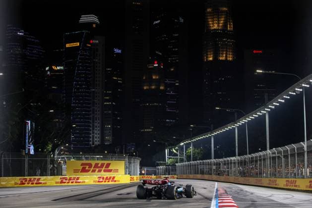 63 RUSSELL George (gbr), Mercedes AMG F1 Team W15, action during the Formula 1 Singapore Grand Prix 2024, 18th round of the 2024 Formula One World Championship, WM, Weltmeisterschaft from September 20 to 22, 2024 on the Marina Bay Circuit, in Singapore, Singapore - F1 - SINGAPORE GRAND PRIX 2024 DPPI Panoramic  240922_R18_SINGAPORE_DP_XB5_2335