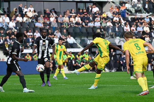 Moses SIMON ( 27 - Nantes ) during the Ligue 1 match between Angers SCO and FC Nantes at Stade Raymond Kopa on September 22, 2024 in Angers, France. ( Photo by federico pestellini panoramic ) - FOOTBALL : Angers vs Nantes - Ligue 1 - 22 09 2024 FedericoPestellini Panoramic 
