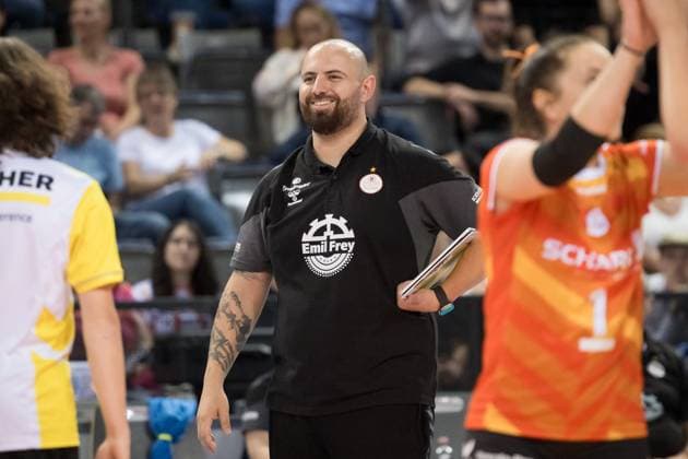 Konstantin Bitter (Trainer Allianz MTV Stuttgart) - Lachen GER, Allianz MTV Stuttgart vs. SSC Palmberg Schwerin, Sparda-Bank Supercup 2024, VBL, Spielzeit 2024 2025, 22.09.2024 GER, Allianz MTV Stuttgart vs. SSC Palmberg Schwerin, Sparda-Bank Supercup 2024, VBL, Spielzeit 2024 2025, 22.09.2024 Stuttgart Copyright: xSandyxDinkelackerx EP_SDR