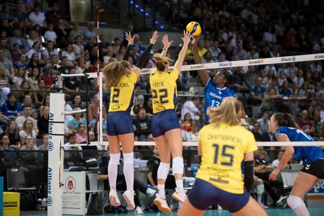 Schweriner Block aus 02ssc und Jaelyn Rose Keene (SSC Palmberg Schwerin, 22) vs. Krystal Rivers (Allianz MTV Stuttgart, 13) GER, Allianz MTV Stuttgart vs. SSC Palmberg Schwerin, Sparda-Bank Supercup 2024, VBL, Spielzeit 2024 2025, 22.09.2024 GER, Allianz MTV Stuttgart vs. SSC Palmberg Schwerin, Sparda-Bank Supercup 2024, VBL, Spielzeit 2024 2025, 22.09.2024 Stuttgart Copyright: xSandyxDinkelackerx EP_SDR