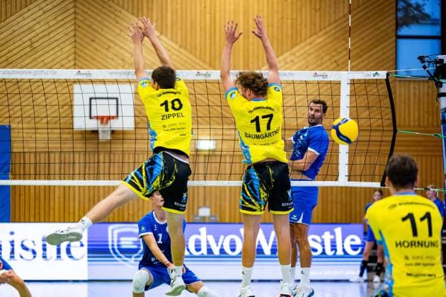 21.09.2024, GER, Volleyball, 2.BL Maenner Sued, Saison 2024 2025, 1.Spieltag, Blue Volleys Gotha - TSV Mimmenhausen Pascal Zippel (TSV Mimmenhausen) Lukas Baumgaertner (TSV Mimmenhausen) Dominik Duchac (Blue Volleys Gotha) 99867 Gotha Sporthalle Sportanlage Ernesti Thüringen Deutschland