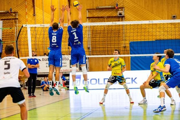 21.09.2024, GER, Volleyball, 2.BL Maenner Sued, Saison 2024 2025, 1.Spieltag, Blue Volleys Gotha - TSV Mimmenhausen Dominik Duchac (Blue Volleys Gotha) Justus Krausse (Blue Volleys Gotha) 99867 Gotha Sporthalle Sportanlage Ernesti Thüringen Deutschland