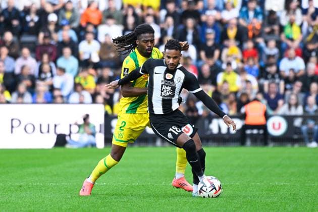 Jim Allevinah ( 18 - Angers ) and Jean Kevin DUVERNE ( 2 - Nantes ) during the Ligue 1 match between Angers SCO and FC Nantes at Stade Raymond Kopa on September 22, 2024 in Angers, France. ( Photo by federico pestellini panoramic ) - FOOTBALL : Angers vs Nantes - Ligue 1 - 22 09 2024 FedericoPestellini Panoramic 