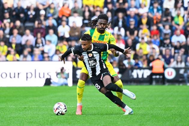 Jim Allevinah ( 18 - Angers ) and Jean Kevin DUVERNE ( 2 - Nantes ) during the Ligue 1 match between Angers SCO and FC Nantes at Stade Raymond Kopa on September 22, 2024 in Angers, France. ( Photo by federico pestellini panoramic ) - FOOTBALL : Angers vs Nantes - Ligue 1 - 22 09 2024 FedericoPestellini Panoramic 