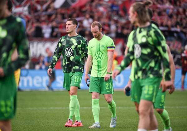 Maximilian Arnold (VfL Wolfsburg), Kevin Behrens (VfL Wolfsburg), v.re., nach dem Spiel 22.09.2024, Fussball 1. Bundesliga, 4. Spieltag, Saison 2024 2025 Bayer 04 Leverkusen - VfL Wolfsburg Leverkusen BayArena Nordrhein Westfalen Deutschland