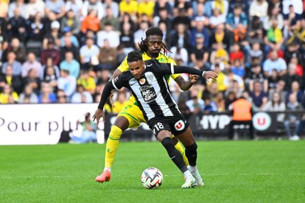 Jim Allevinah ( 18 - Angers ) and Jean Kevin DUVERNE ( 2 - Nantes ) during the Ligue 1 match between Angers SCO and FC Nantes at Stade Raymond Kopa on September 22, 2024 in Angers, France. ( Photo by federico pestellini panoramic ) - FOOTBALL : Angers vs Nantes - Ligue 1 - 22 09 2024 FedericoPestellini Panoramic 