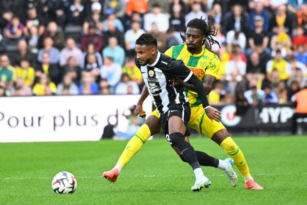 Jim Allevinah ( 18 - Angers ) and Jean Kevin DUVERNE ( 2 - Nantes ) during the Ligue 1 match between Angers SCO and FC Nantes at Stade Raymond Kopa on September 22, 2024 in Angers, France. ( Photo by federico pestellini panoramic ) - FOOTBALL : Angers vs Nantes - Ligue 1 - 22 09 2024 FedericoPestellini Panoramic 